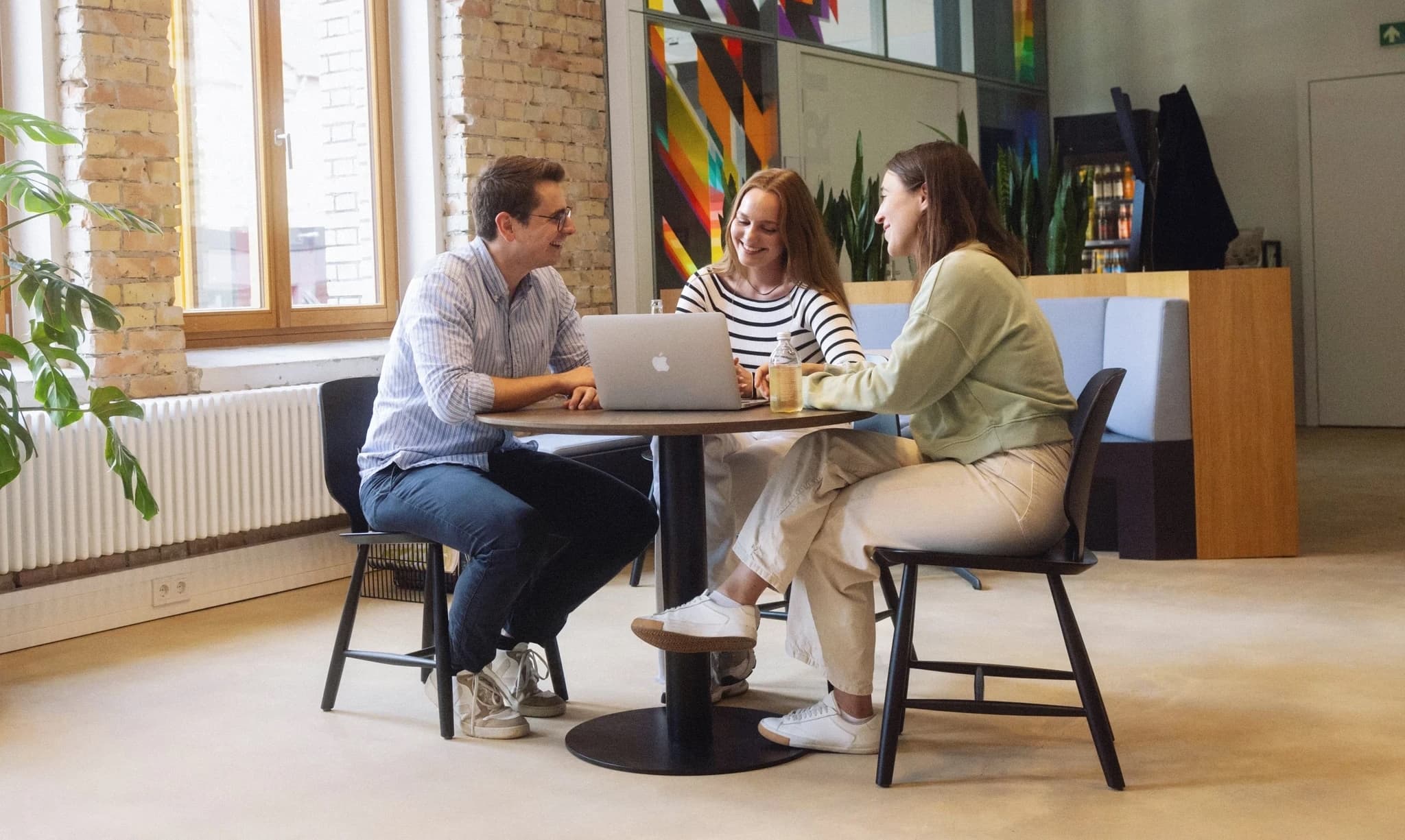Studenten an einem Tisch
